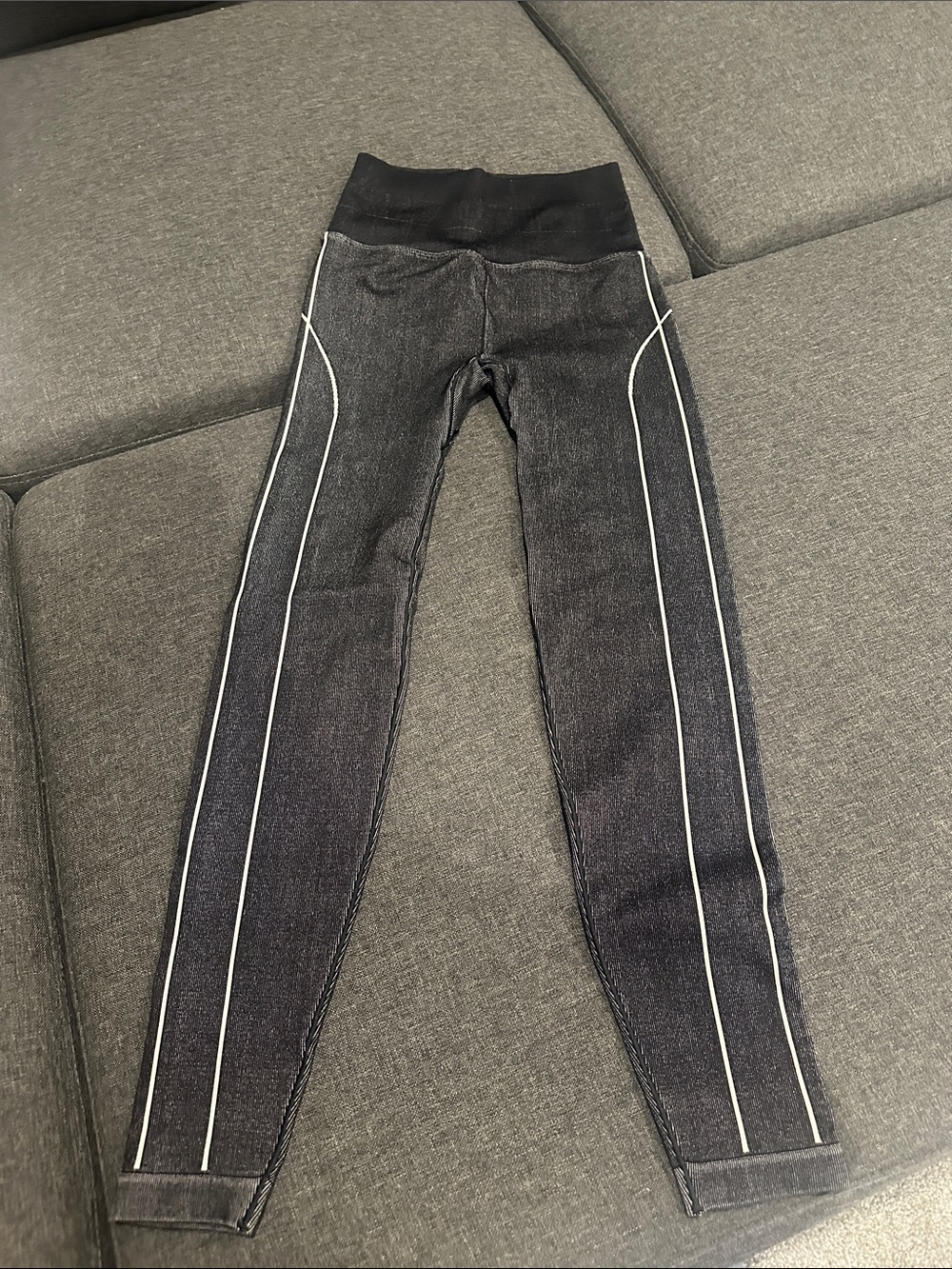 Wilson womens evolution tight leggings size XS black and white NWOT